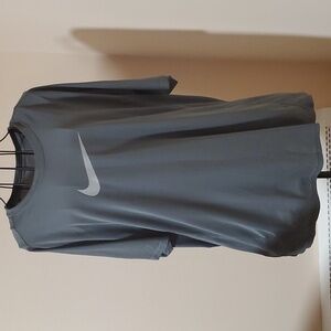 Men"' gray Nike shirt size M